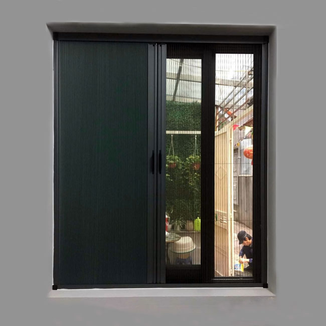 Ưu điểm là dễ lắp đặt, có tính thẩm mỹ cao, tuy nhiên phần ray dưới có thể bám bụi nếu không vệ sinh thường xuyên.#1 Cửa lưới chống muỗi tại Cần Giờ tphcm